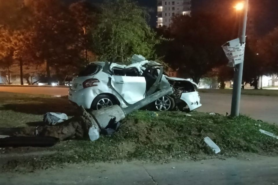 Chocó contra una columna en Avenida Alem y fue hospitalizado con múltiples lesiones | Información General