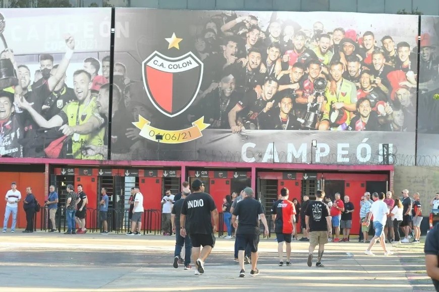 Detuvierona 15 personas que intentaron ingresar sin entradas al partido de Colón | Policiales