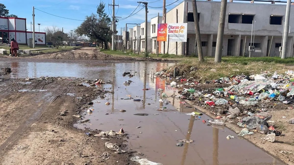 Caño roto e inundación en barrio Juana Azurduy: vecinos reclamaron y comenzaron las reparaciones | Información General
