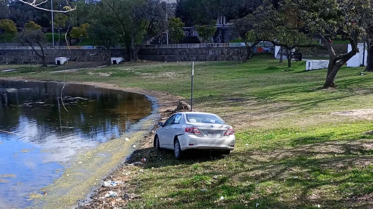 Un auto se deslizó sin control en el Parque del Sur y estuvo a punto de caer al lago | Información General