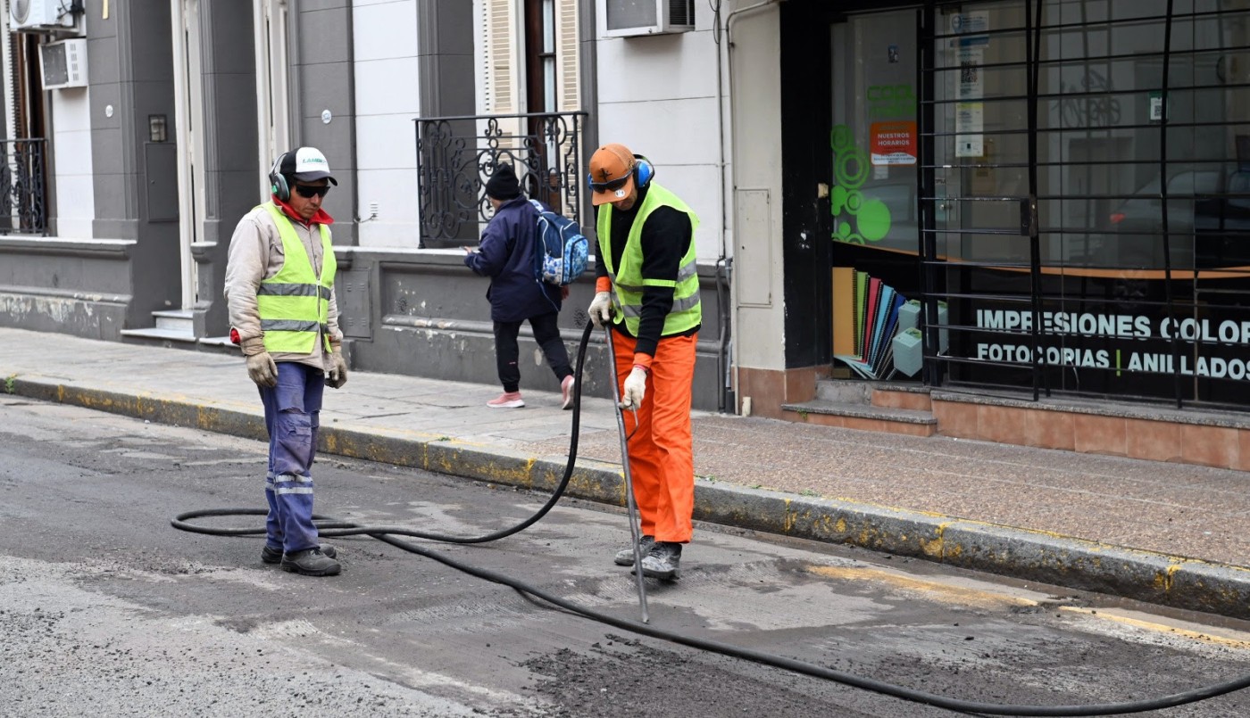 Cortes de calles y desvíos de colectivos por trabajos de bacheo en el centro de Santa Fe | Información General