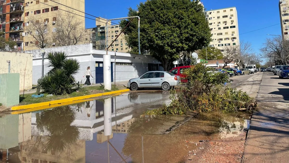 Barrio El Pozo: una pérdida de agua inunda calles y preocupa a los vecinos | Información General