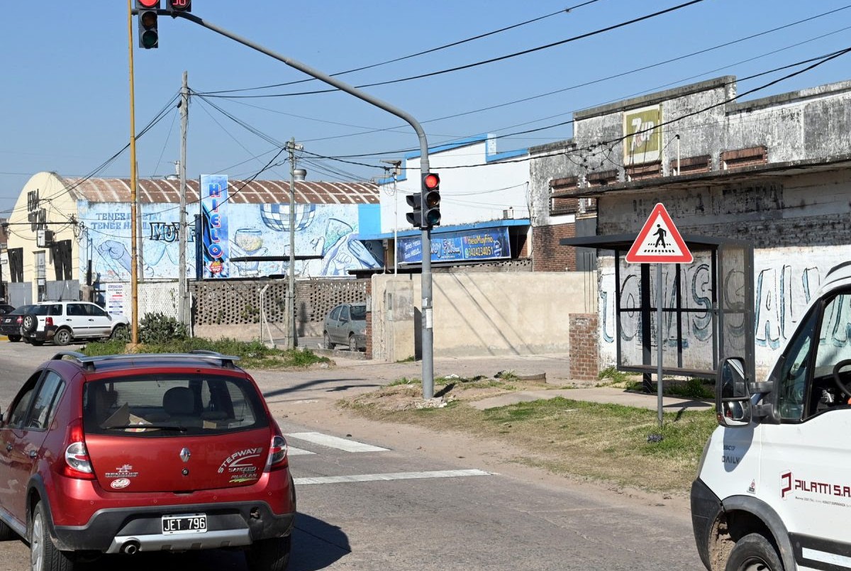 El municipio puso en funcionamiento el semáforo de Aristóbulo del Valle al 8400 | Noticias