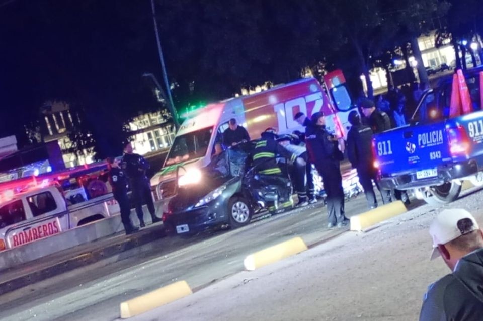 Choque entre un patrullero y un auto: dos personas quedaron atrapadas | Información General