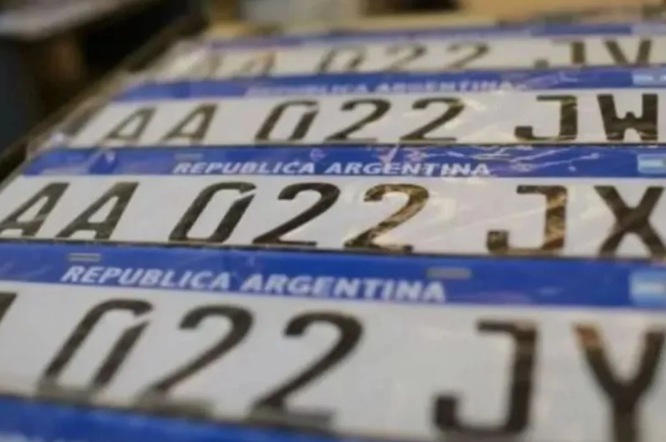 Santa Fe comienza a normalizar la entrega de chapas patentes tras meses de demoras | Información General