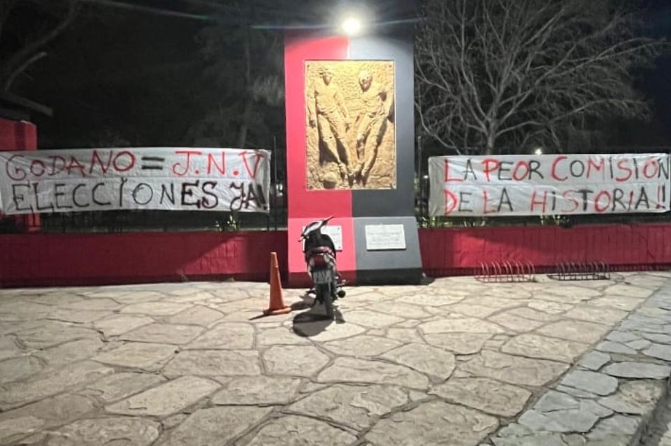 Hinchas de Colón dejaron banderas en la sede de la institución | Deportes