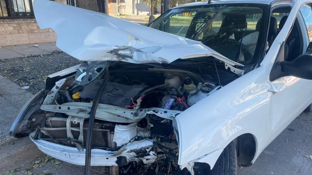 Fuerte choque en Facundo Zuviría y Derqui: un auto se estrelló contra un semáforo | Información General