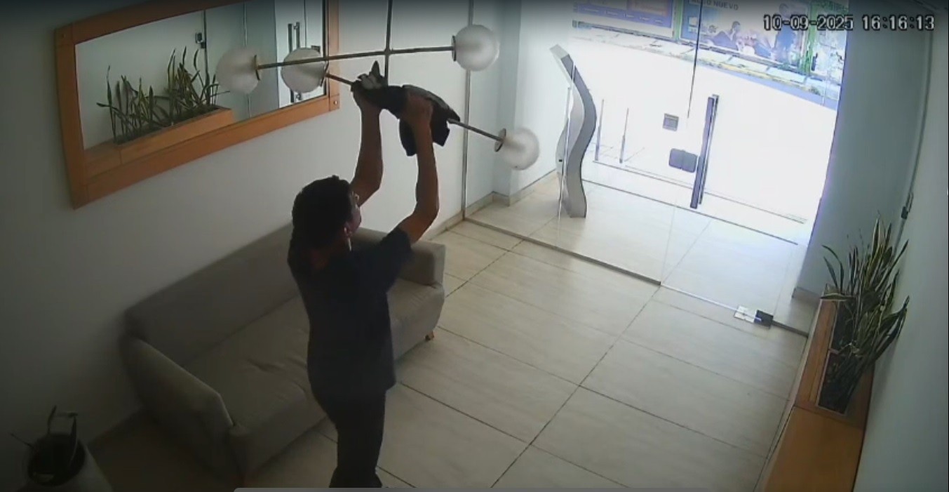 Insólito robo: se llevó la luz principal de un edifico | Policiales