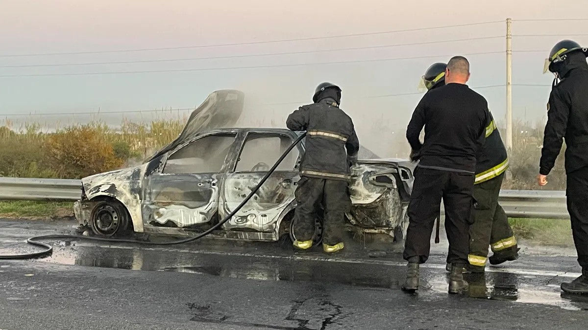 El incendio de un auto provocó corte total en la autopista Rosario - Santa Fe | Información General