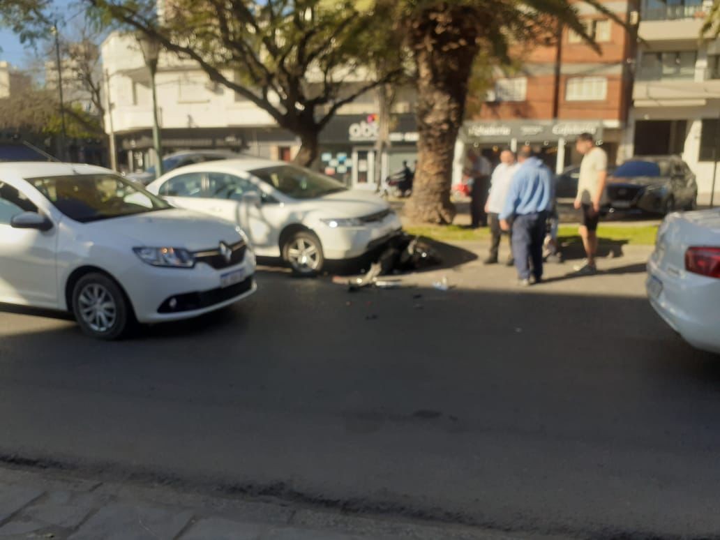 Accidente en pleno Bulevar Pellegrini: un auto chocó a una moto y el conductor fue hospitalizado | Información General