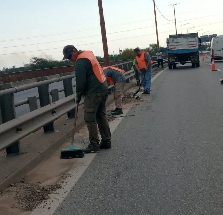 Operativo de limpieza en el cantero central de la ruta nacional 168: solicitan circular con precaución | Información General