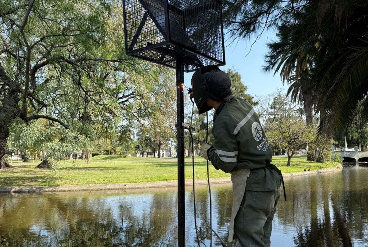 El municipio coloca paneles solares para iluminar las islas del Parque Garay | Noticias