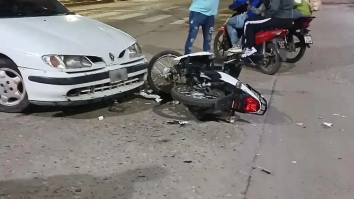 Fuerte choque entre un auto y una moto en Blas Parera: dos heridos y un conductor arrestado | Información General