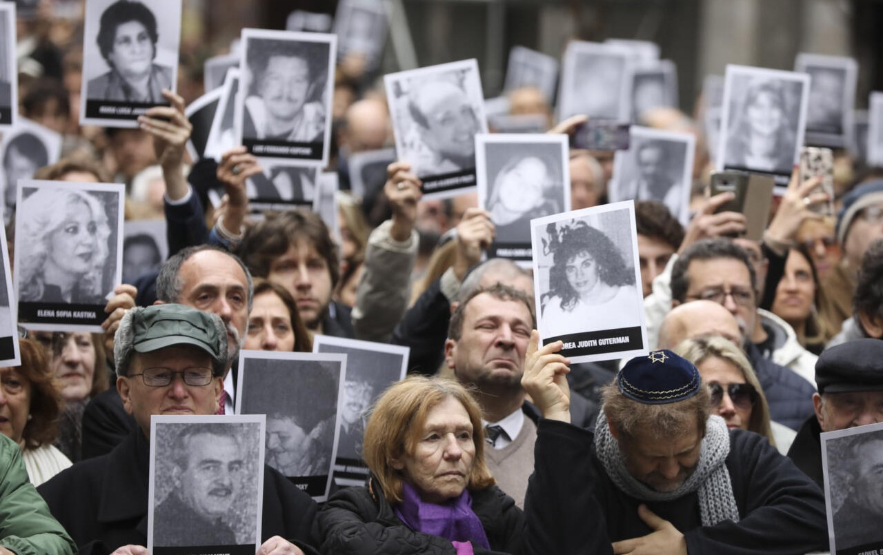 Confirman juicio en ausencia para iraníes prófugos por el atentado a la AMIA | Nacionales