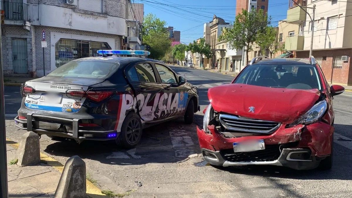 Fuerte choque entre un patrullero y un auto en el centro de Santa Fe: no hubo heridos | Información General