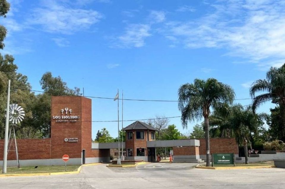 Aprehendieron a tres jóvenes por causar daños en una vivienda del Country Los Molinos | Policiales