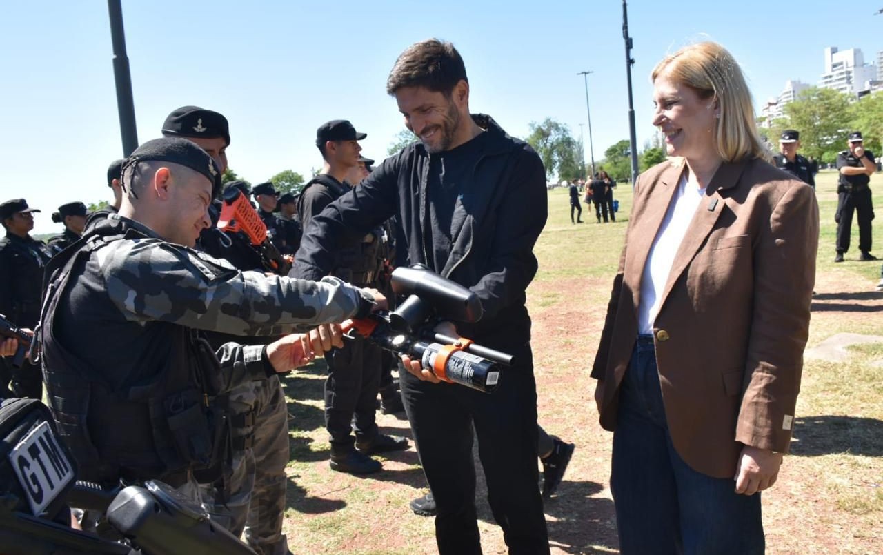 Seguridad: policías de Rosario patrullan con armas lanzadoras Byrna | Información General