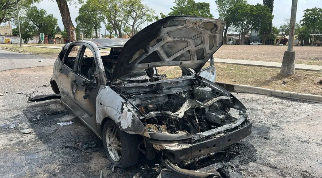Barrio San José: un auto se incendió y le robaron las ruedas | Información General