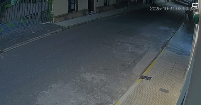 Detuvieron a adolescentes que pateaban portones de casa para robar | Policiales