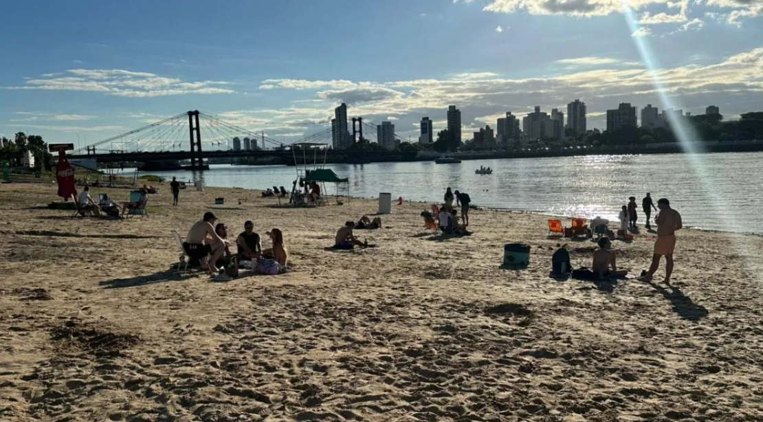Comenzó la temporada de verano en Santa Fe: cientos de personas disfrutan las playas de la Costanera | Información General
