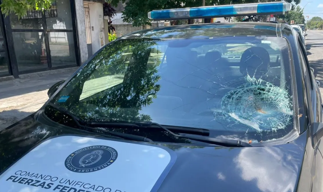 Ataque a móviles policiales en Santa Fe durante un operativo por una moto robada | Policiales