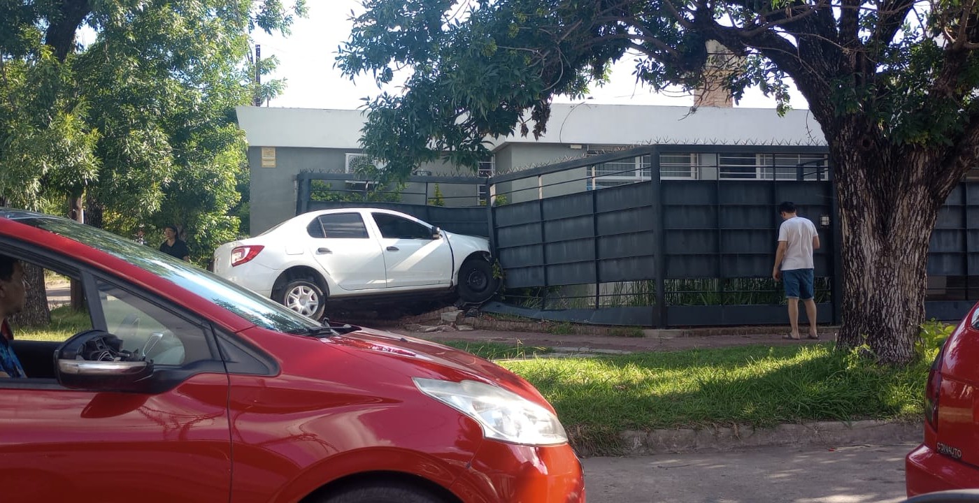 Un auto se incrustó en una casa tras chocar con una moto: hay dos heridos | Información General