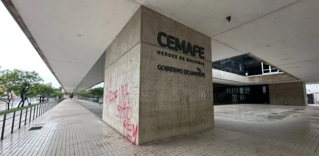 Aparecieron pintadas en un templo y en las columnas del Cemafe | Policiales