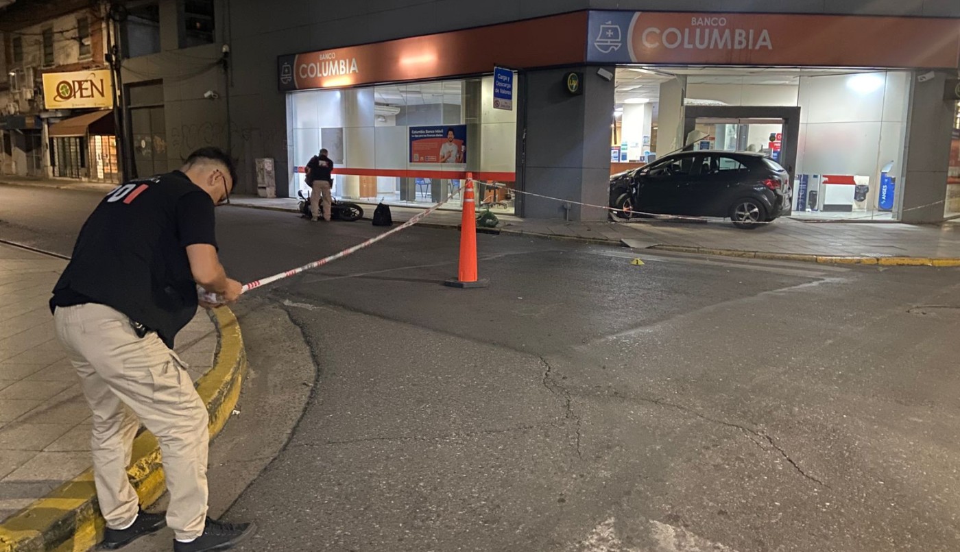 Auto terminó incrustándose en la puerta de un banco | Principal