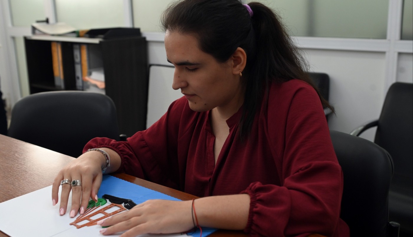 Santa Fe presenta la primera bandera táctil y con audiodescripción para personas con discapacidad visual | Información General