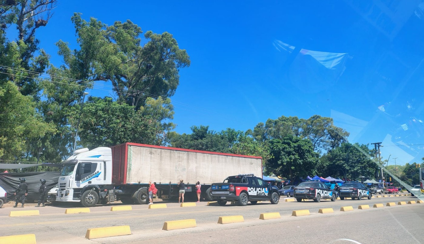 Volcó un camión con bebidas frente al Hospital Iturraspe y hubo saqueos | Noticias