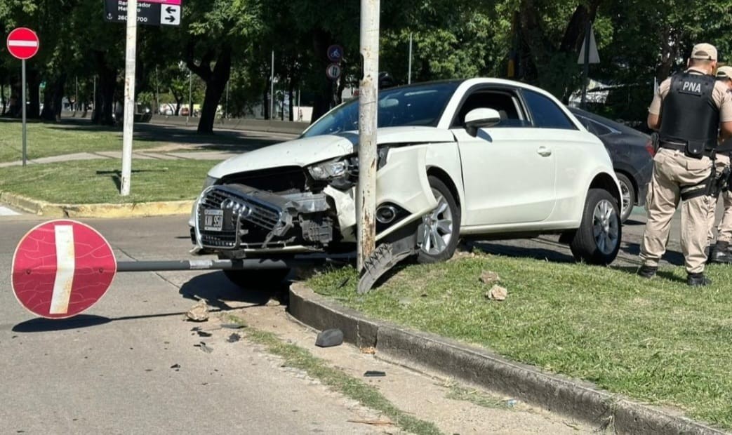 Auto chocó contra columna de alumbrado en Avenida Alem | Policiales
