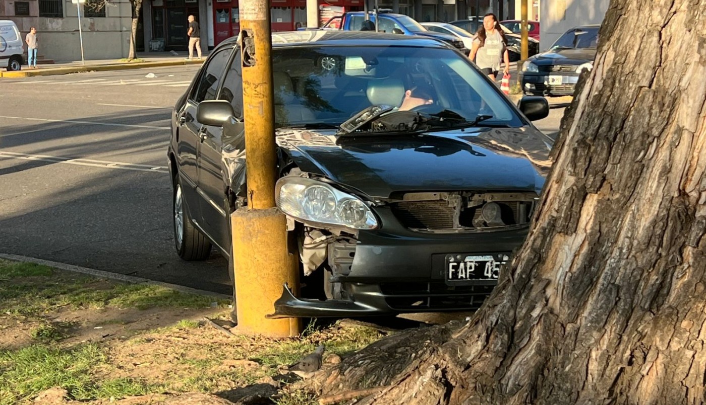 Chocó frente a una comisaría, bloqueó el tránsito y se quedó dormido | Policiales