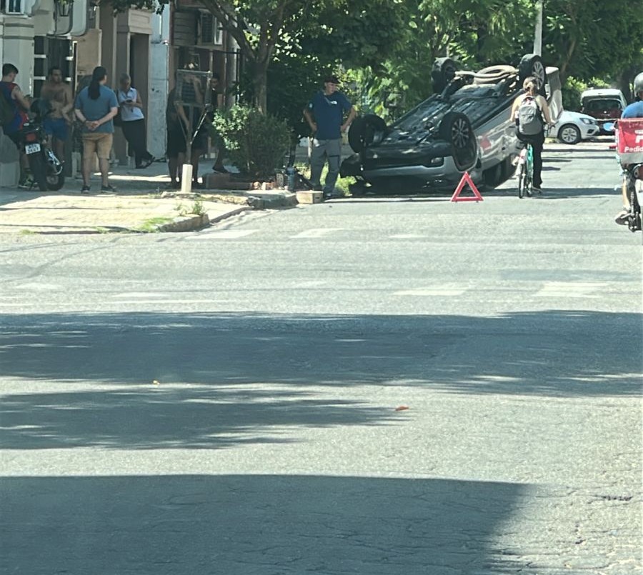 Impactante vuelco en horas de la siesta en barrio Candioti | Policiales
