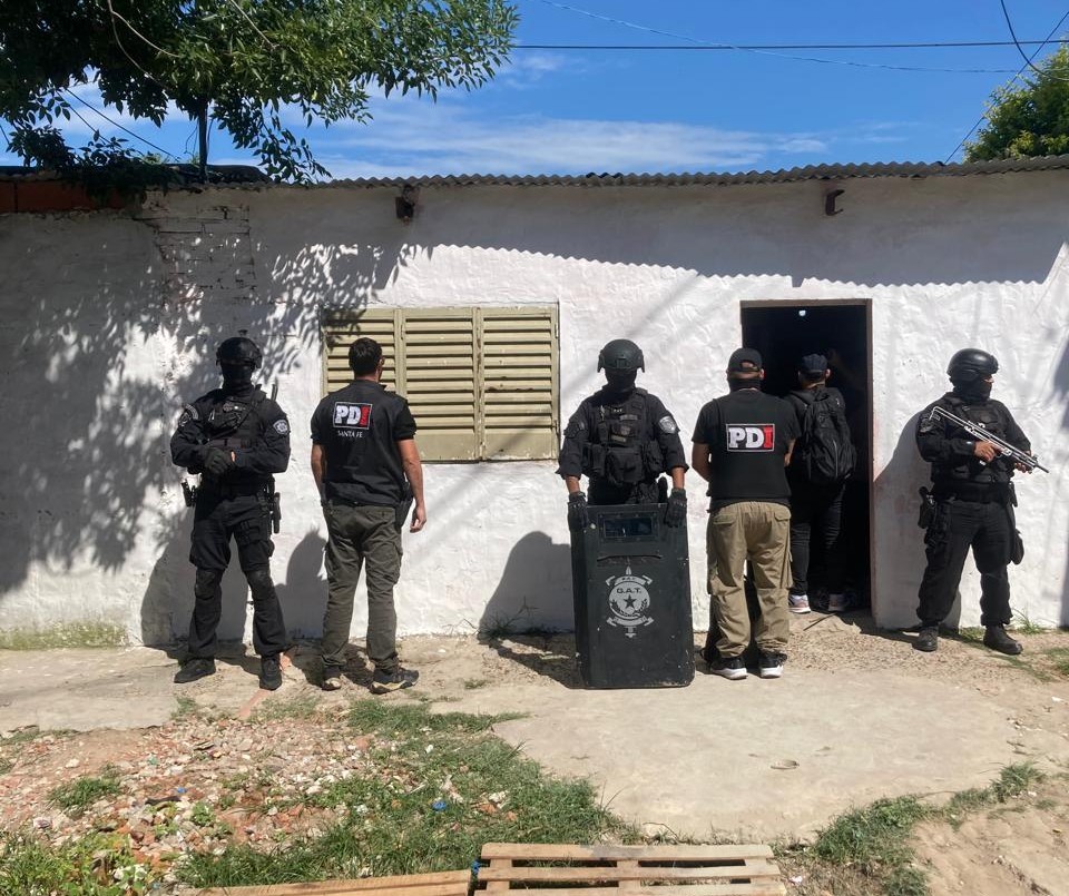 Cinco personas detenidas tras allanamientos por microtráfico en barrio Santa Rosa de Lima | Policiales