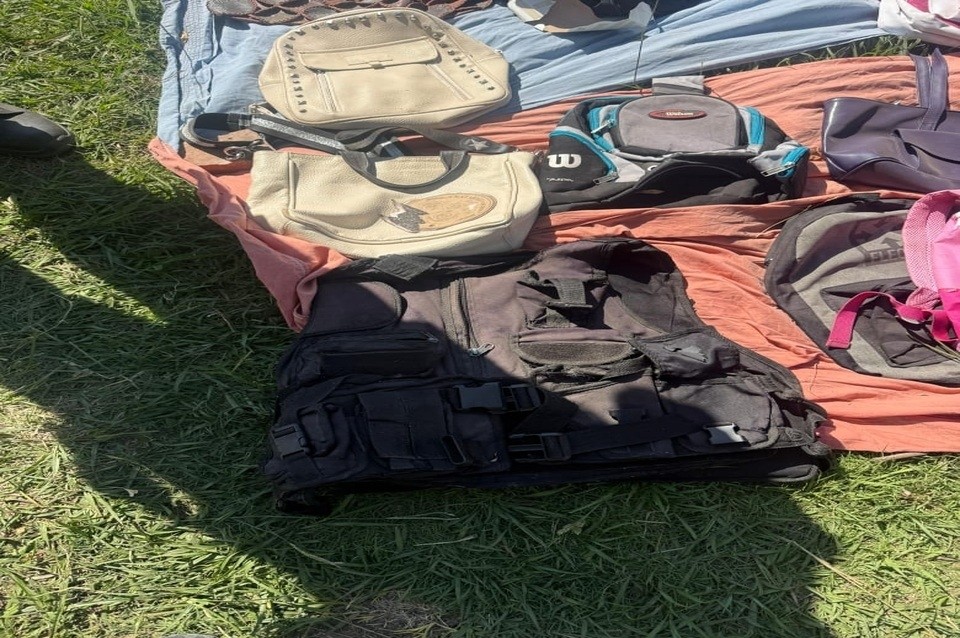 Detuvieron a una pareja que intentaba vender un chaleco antibalas en el trueque | Policiales