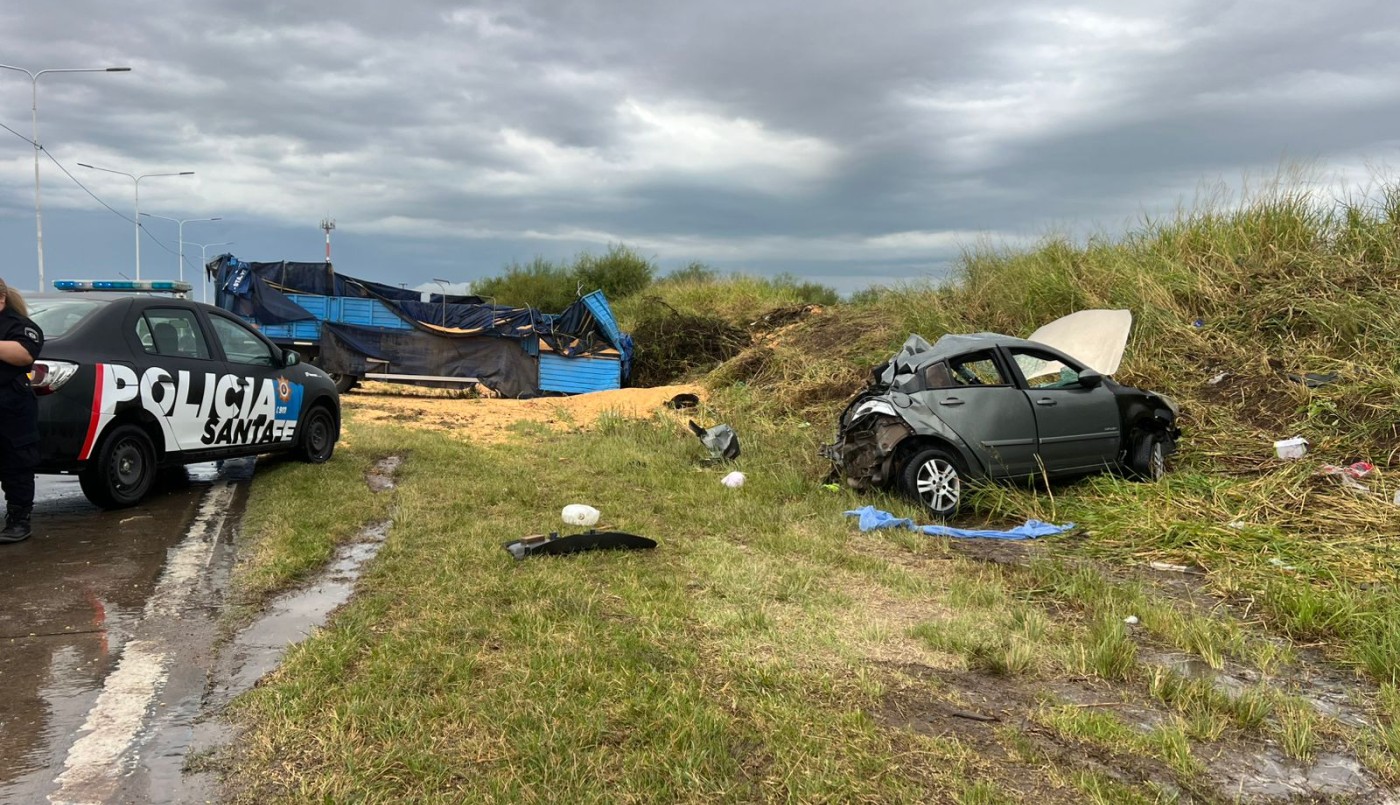 Un muerto en Circunvalación Oeste tras el choque de un camión y un auto | Policiales