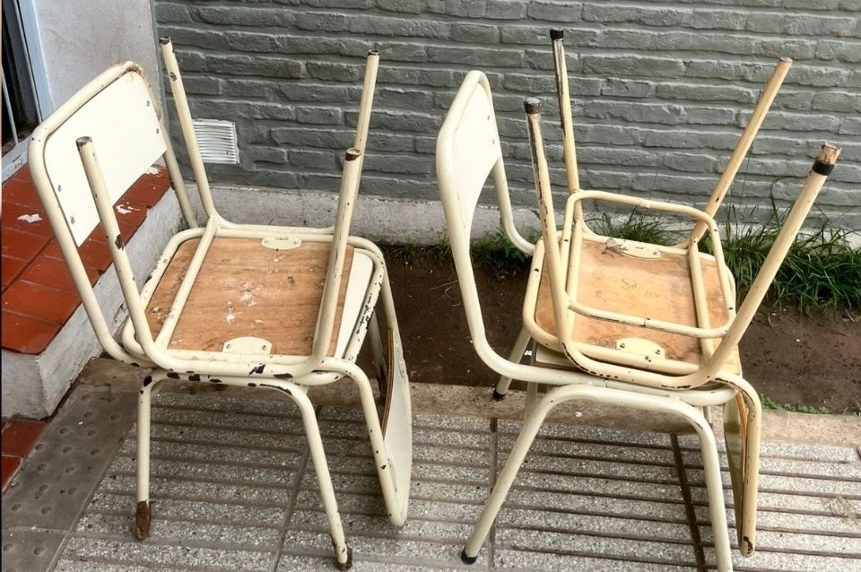 Detuvieron a un hombre por robar sillas de una escuela en barrio Cabal | Policiales