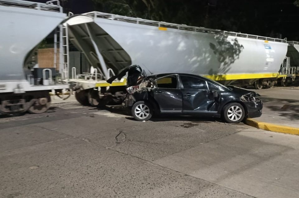 Un auto chocó contra un tren del Belgrano Cargas durante una maniobra imprudente | Noticias