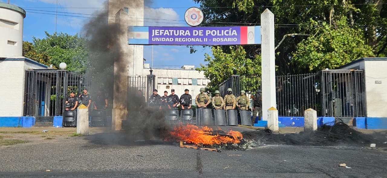 Rosario: Continúa la protesta policial frente a Jefatura a pesar del anuncio del retiro de los pases a disponibilidad | Información General