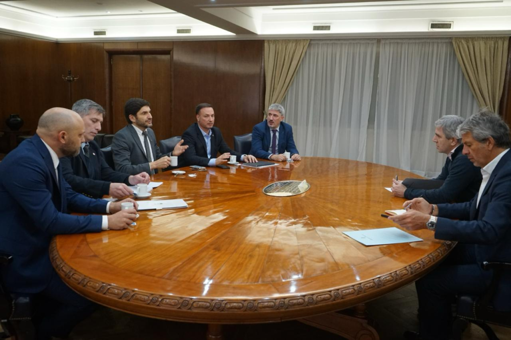 El gobierno salió a criticar a Pullaro por no liquidar los dólares tomados de deuda | Información General