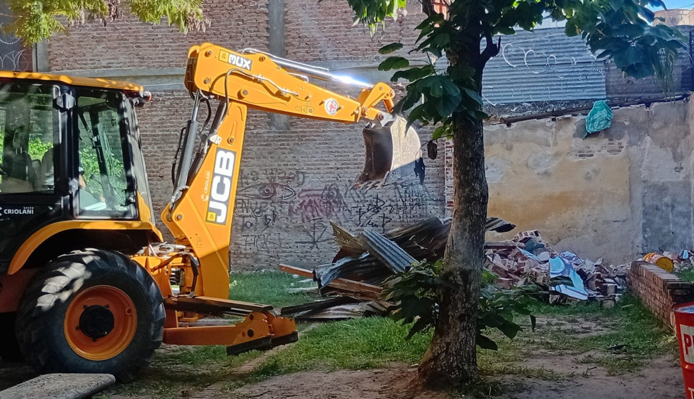 La Municipalidad derribó la antigua casilla de limpieza de la Plazoleta de los Murales | Noticias