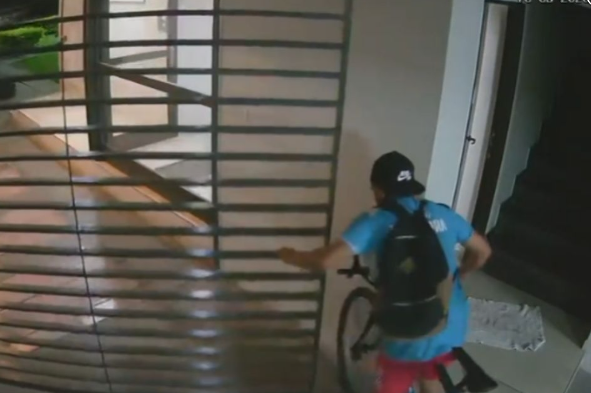 Robo en un edificio: entró al garaje y se llevó una bicicleta sin forzar la puerta