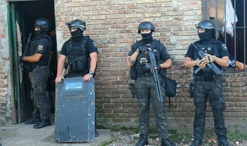 Menores aprehendidos tras múltiples allanamientos en barrio Coronel Dorrego | Policiales