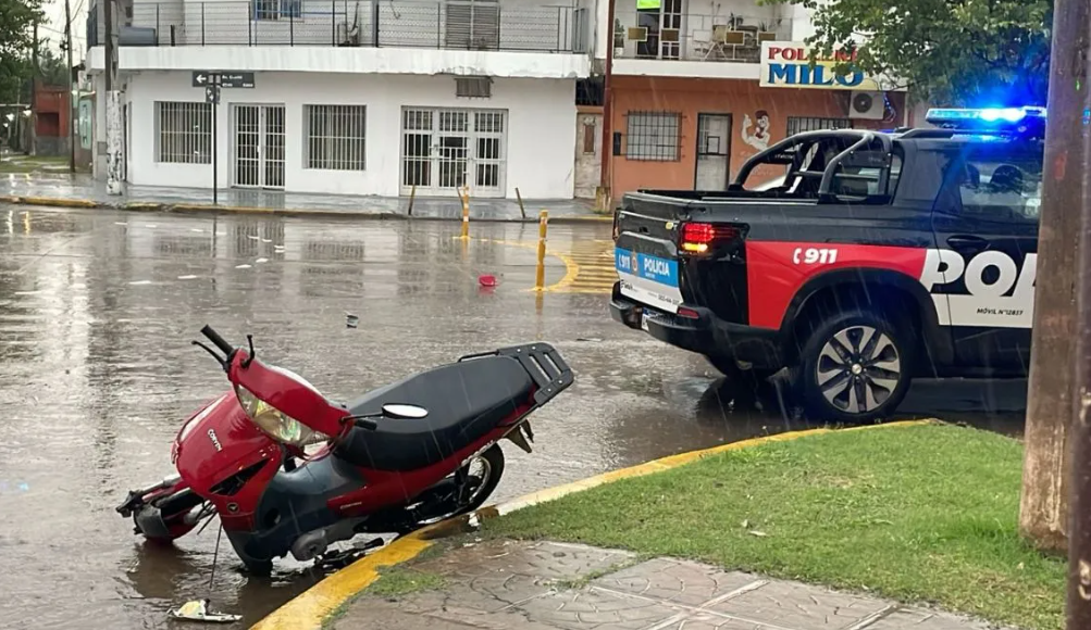 Fuerte choque entre un auto y una moto en avenida Gorriti y Bernardo de Irigoyen | Información General
