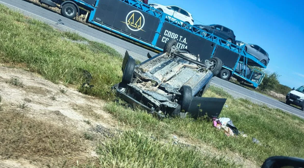 Fuerte accidente en la autopista Rosario–Santa Fe: un auto volcó y chocó contra un camión en Coronda | Información General