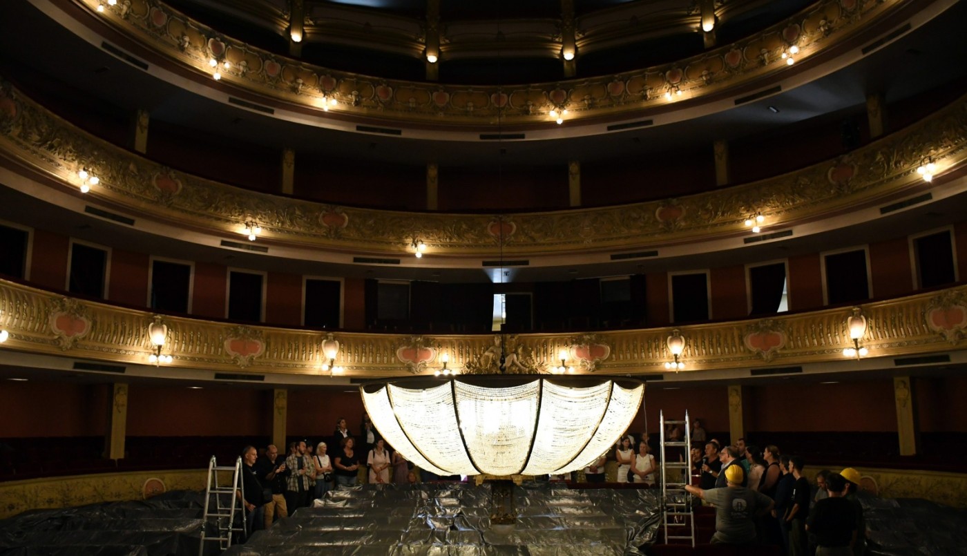 El Teatro Municipal bajó su histórica araña de 350 kilos en un ritual abierto a los vecinos | Información General