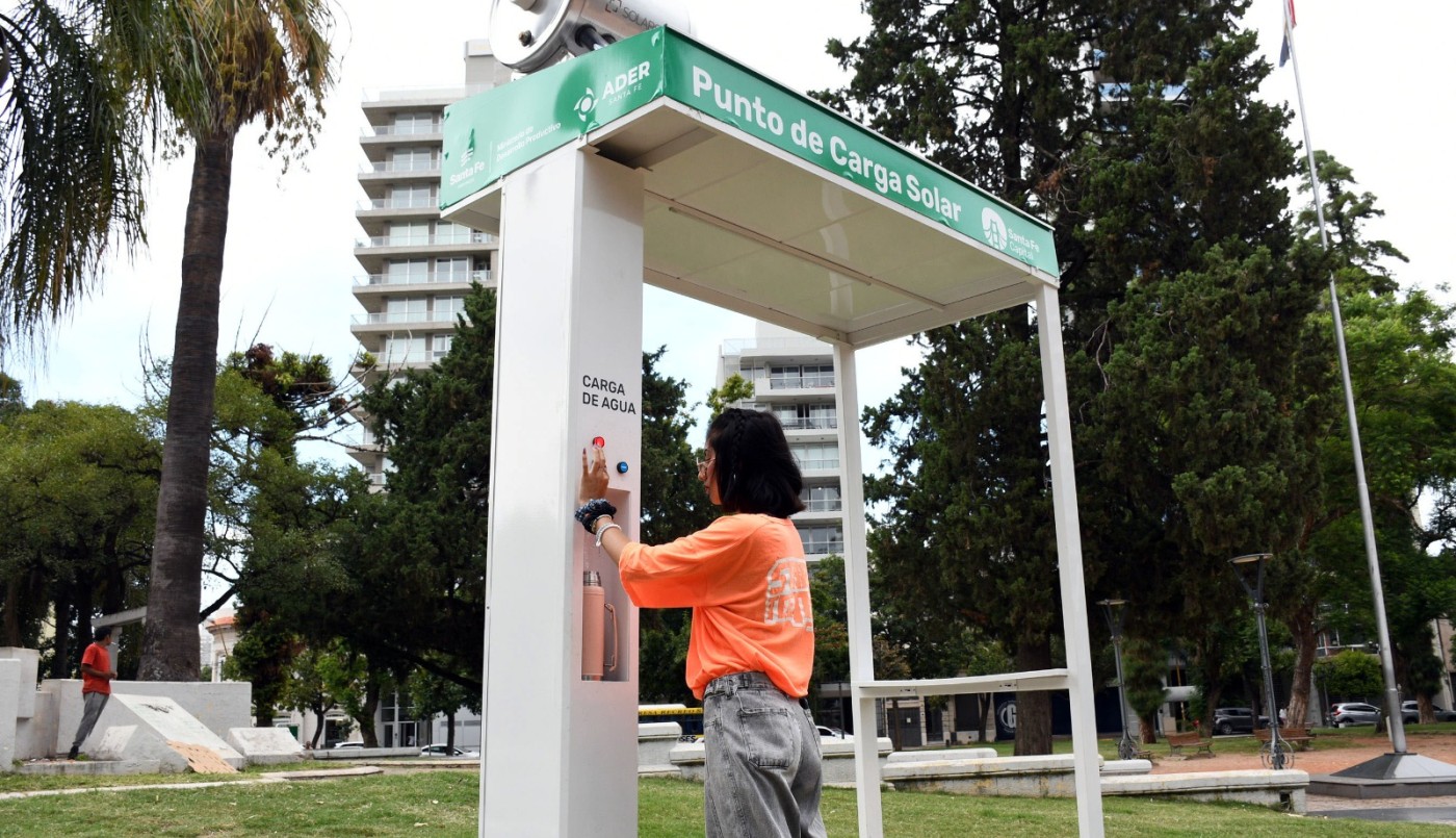 Inauguraron una estación solar en Plaza Constituyentes para cargar celulares y tomar agua caliente | Información General