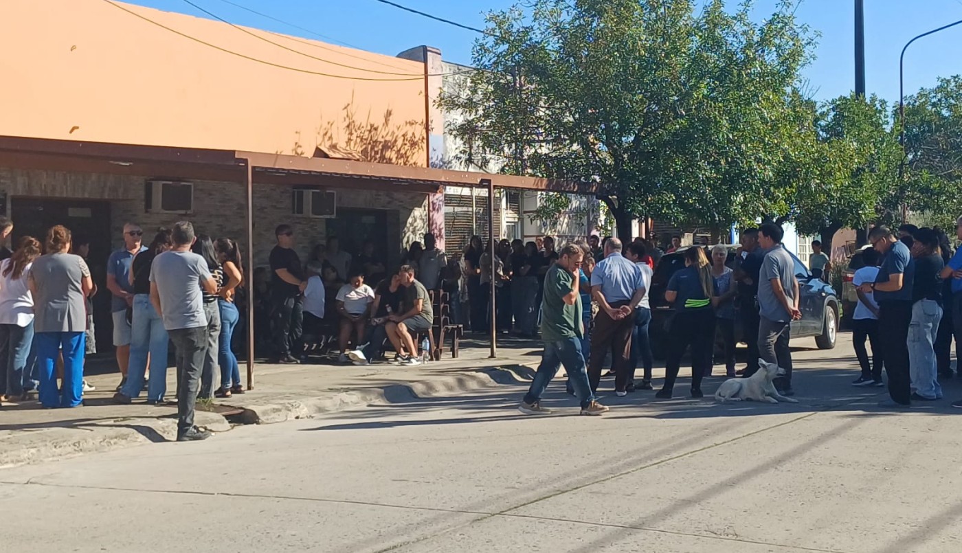 Dolor y angustia en el último adiós a Ian, el joven asesinado en la escuela N° 40 | Noticias
