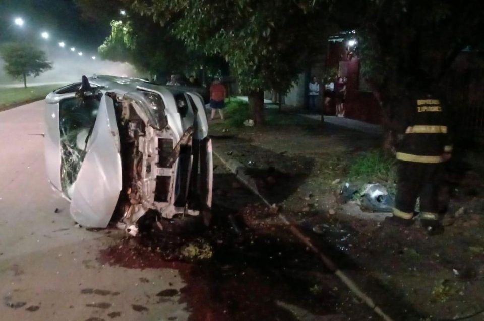 Fuerte choque en el norte de la ciudad: dos autos colisionaron y uno terminó volcado | Información General