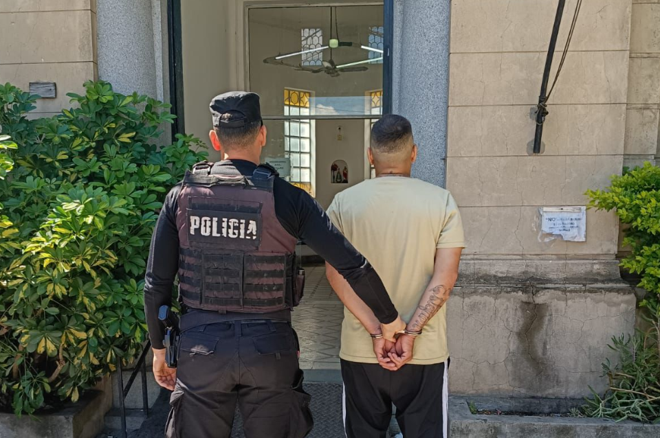 Detuvieron a un motochorro tras robarle a una jubilada y amenazar a la Policía | Policiales